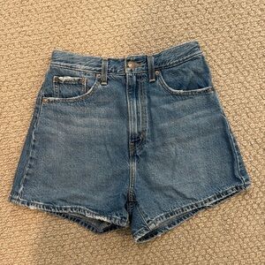 Levi’s High Loose Short. Size 27. Medium wash.